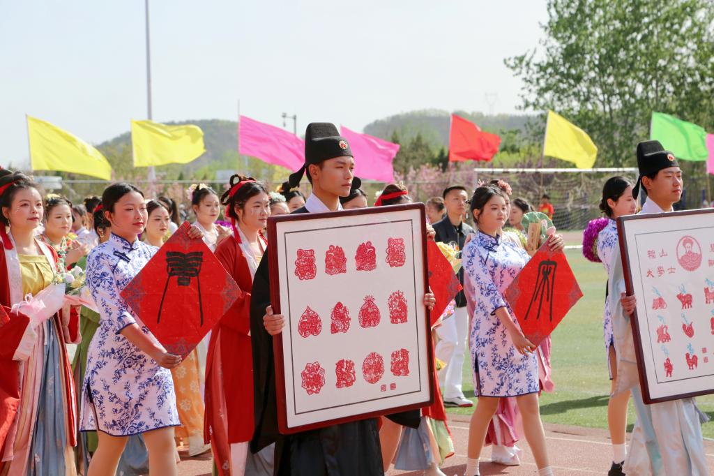 校旗护卫队与持枪方队步伐铿锵入场