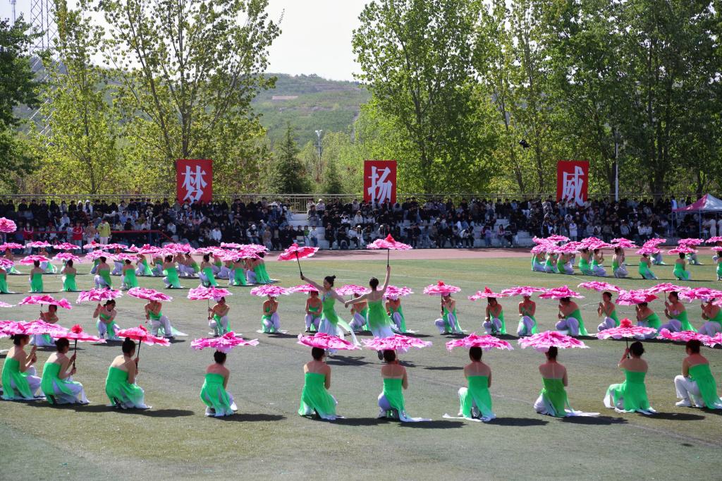 赢得现场阵阵欢呼与掌声